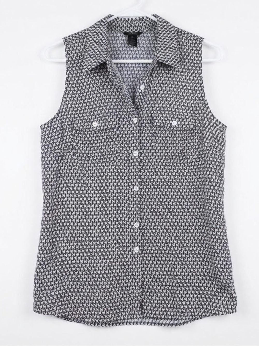 #31 Ann Taylor Black and White Sleeveless Button Down Shirt, Size S, ptp 18”